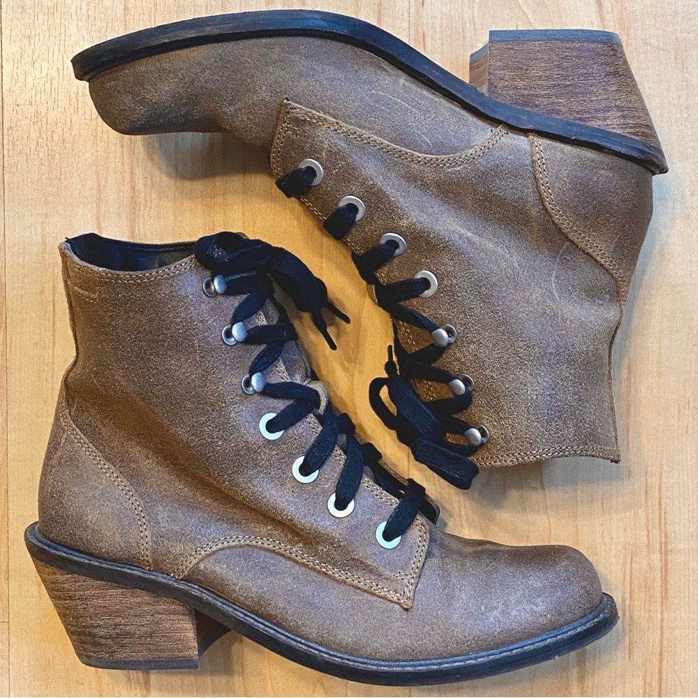 DV Dolce Vita Women's Crazy Horse Tan Leather Lace Up Ankle Boots - 7